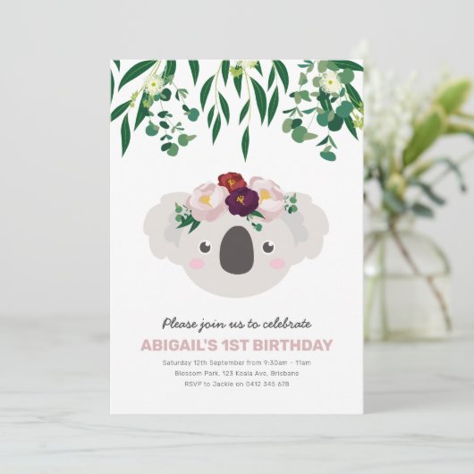 Koala met Bloem Kroon Verjaardag Uitnodiging (Staand voorkant)