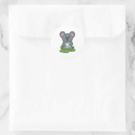 Koala met koffiebeker ronde sticker (Tas)
