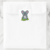 Koala met koffiebeker vierkante sticker (Tas)