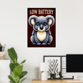 Koala met lage batterij – Grappig vermoeid cartoon Poster (Thuiskantoor)