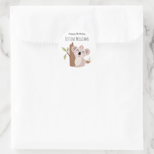 Koala met verjaardagstaart ronde sticker (Tas)