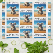 Koala op een zandstrand Happy Easter Theedoek (Gevouwen)