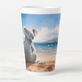 Koala op een zandstrand latte mok (Voorkant)