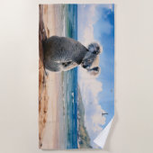 Koala op een zandstrand strandlaken (Voorkant)
