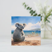 Koala op een zandstrand Vrolijk kerstfeest Feestdagenkaart (Staand voorkant)