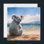 Koala op een zandstrand Vrolijk kerstfeest Feestdagenkaart<br><div class="desc">Voor: Koala zittend op een zandstrand met "Merry Christmas" tekst Deze harige koala is een inwoner van Australië en ze zijn gemakkelijk te herkennen aan hun stevige,  staartloze lichaam en grote hoofd met ronde,  donzige oren en grote,  lepelvormige neus.</div>