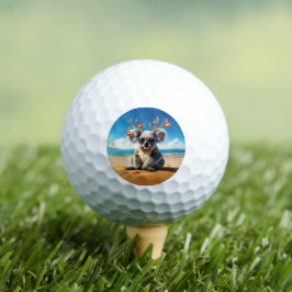 Koala op het strand met een gewei en kralen golfballen