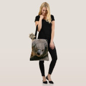 Koala Rustend Tegen Boomstam Tote Bag (Op model)