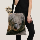 Koala Rustend Tegen Boomstam Tote Bag (Dichtbij)