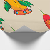 Koala slapen op kleurrijke raket cadeaupapier