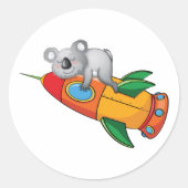 Koala slapen op kleurrijke raket ronde sticker (Voorkant)