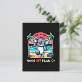 Koala vibing op het strand briefkaart (Staand voorkant)