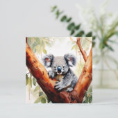 Koala zittend in een eucalyptusboom kaart (Staand voorkant)