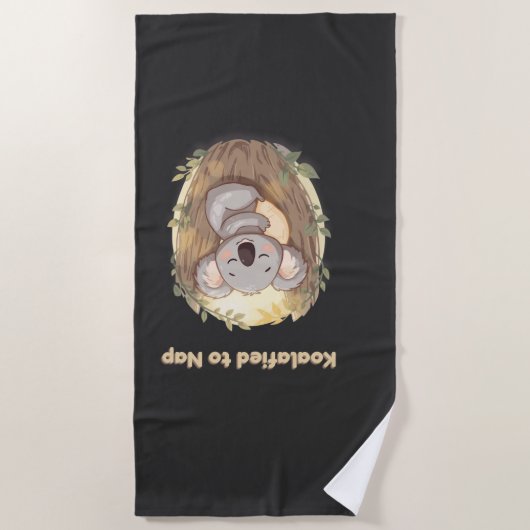 "Koalafied to Nap – Cute Sleepy Koala T-Shirt" Strandlaken (Voorkant)