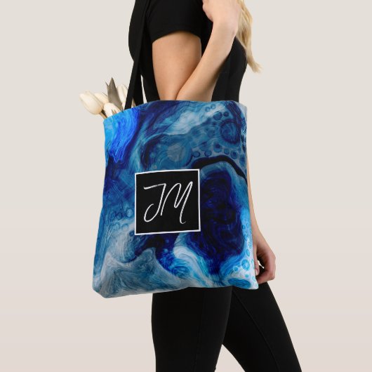 Kobalt Blue en White Marble Fluid Art Monogramed Tote Bag (Dichtbij)
