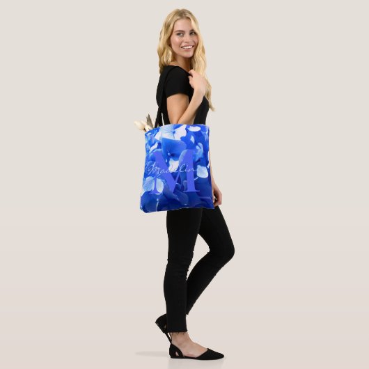 Kobaltblauw bloemig elegant blauw kalligrafie tote bag (Op model)
