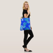 Kobaltblauwe Monstera Bries Tote Bag (Op model)