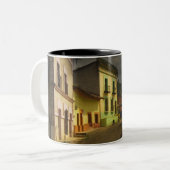 Kobblestone Road & Yellow Build in Mexico Tweekleurige Koffiemok (Voorkant links)