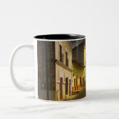 Kobblestone Road & Yellow Build in Mexico Tweekleurige Koffiemok (Links)