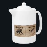 Kodiak Salmon Label Theepot<br><div class="desc">Een etiket van een blik van mythisch Kodiak Brand Sockeye Salmon rond 1879. Het monochrome (bruine) afbeelding bevat een Kodiak-Beer (Ursus arctos middendorffi) en een Sockeye-zalm (Oncorhynchus nerka). Tekst voor "Kodiak Brand Sockeye Salmon" en andere informatie over de mythische Afognak Packing Company en over hoe de vis moet worden voorbereid....</div>