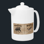 Kodiak Salmon Label Theepot<br><div class="desc">Een etiket van een blik van mythisch Kodiak Brand Sockeye Salmon rond 1879. Het monochrome (bruine) afbeelding bevat een Kodiak-Beer (Ursus arctos middendorffi) en een Sockeye-zalm (Oncorhynchus nerka). Tekst voor "Kodiak Brand Sockeye Salmon" en andere informatie over de mythische Afognak Packing Company en over hoe de vis moet worden voorbereid....</div>