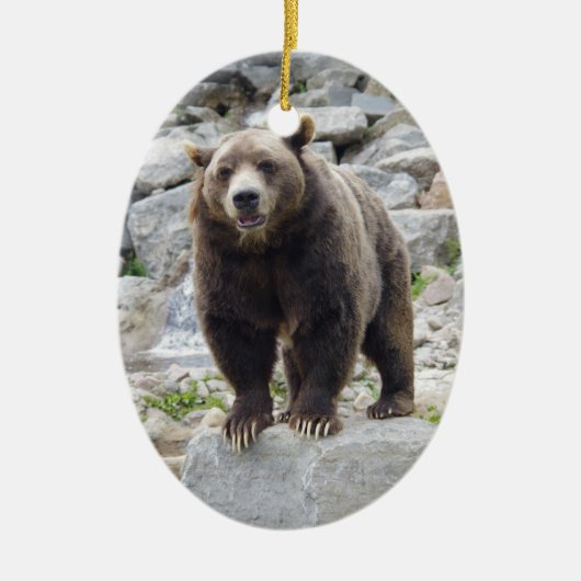 Kodiakbeer staand op een rots keramisch ornament (Voorkant)