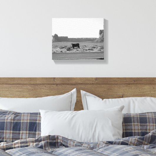 Koe aan de zijkant van het Road Monument Valley 8x Canvas Afdruk (Insitu (Slaapkamer))
