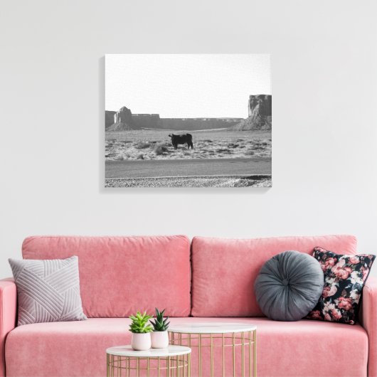 Koe aan de zijkant van het wegmonument 16x20 canvas afdruk (Insitu (Woonkamer))