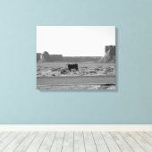 Koe aan de zijkant van het wegmonument 16x20 canvas afdruk (Insitu (Houten vloer))