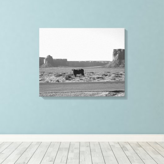 Koe aan de zijkant van het wegmonument 16x20 canvas afdruk (Insitu (Houten vloer))