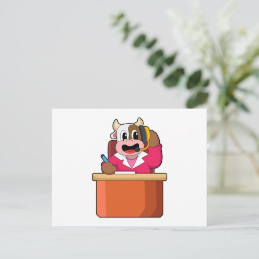 Koe als secretaresse met tafel briefkaart (Staand voorkant)