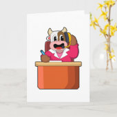 Koe als secretaris met tabel kaart (Gele Bloem)