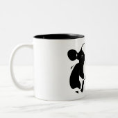 Koe boven tweekleurige koffiemok (Links)