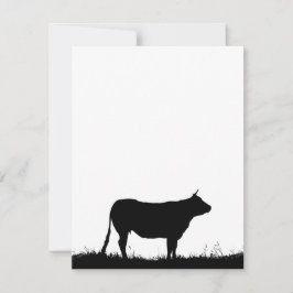 Koe die resoluut op een dijk staat, met kopieerrui