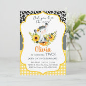 Koe en zonnebloemen hebben je de moos-uitnodiging kaart (Staand voorkant)