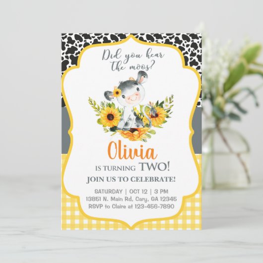 Koe en zonnebloemen hebben je de moos-uitnodiging  kaart (Staand voorkant)