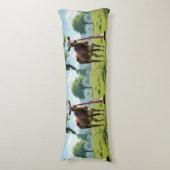 Koe & Fagot Weiland Body Kussen – Whimsical Farm (Voorkant Verticaal)