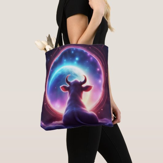 Koe in de ruimte die naar de aarde kijkt, speelse tote bag (Dichtbij)