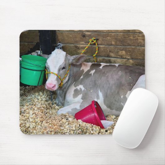 Koe in een stal met emmers muismat (Met muis)