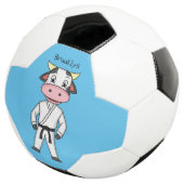 Koe in kung fu suit cartoon voetbal (Drie kwart)
