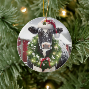 Koe met een kerstmuts keramisch ornament