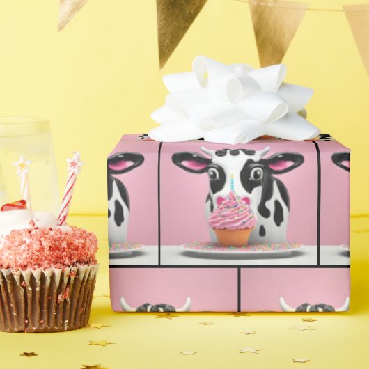 Koe met verjaardagscupcake op roze cadeaupapier (Verjaardagsfeest)