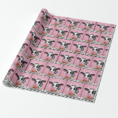 Koe met verjaardagscupcake op roze cadeaupapier (Uitgerold)