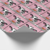 Koe met verjaardagscupcake op roze cadeaupapier (Hoek)