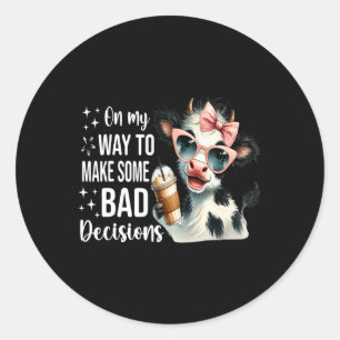 Koe op weg om slechte beslissingen te nemen ronde sticker
