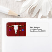 Koe schedel met kerstversiering op de rode muur etiket (Insitu)