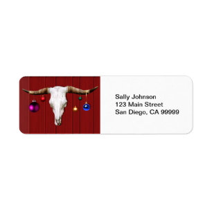 Koe schedel met kerstversiering op de rode muur etiket