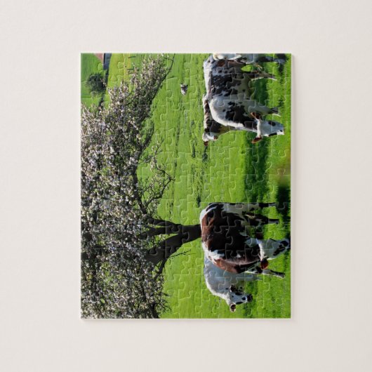 Koe van bloeiende appelbomen in Normandië Legpuzzel (Verticaal)
