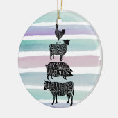 koe varkensvlees snijdt kleine stukjes keramisch ornament (Links)