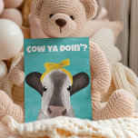 Koe Ya Doin? Schattigee Koe in Bow Briefkaart<br><div class="desc">Het bericht "Koe Ya Doin'?" dat op de voorkant van dit briefkaart verschijnt, kan worden aangepast met uw eigen tekst. Ze verschijnen in vetgedrukte witte letters boven een schattige afbeelding van een koe met een gele strik op een turquoise blauwe achtergrond. De achterkant is leeg, behalve een coördinerende ochtend glory...</div>